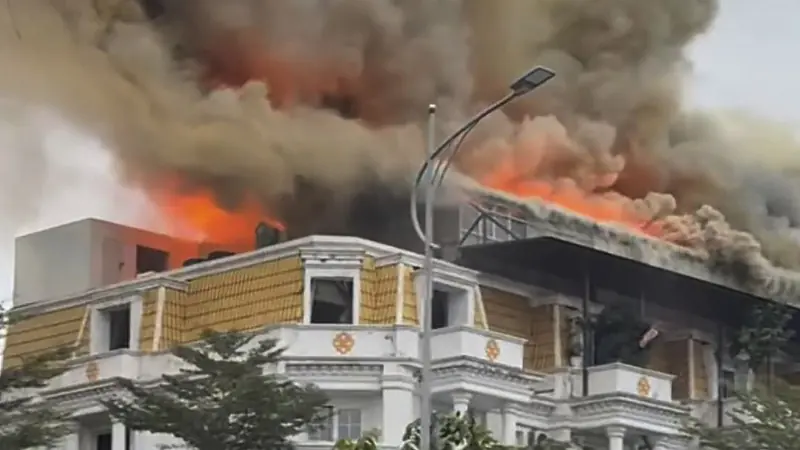 Kịp thời dập tắt đám cháy dãy biệt thự ở Hà Nội